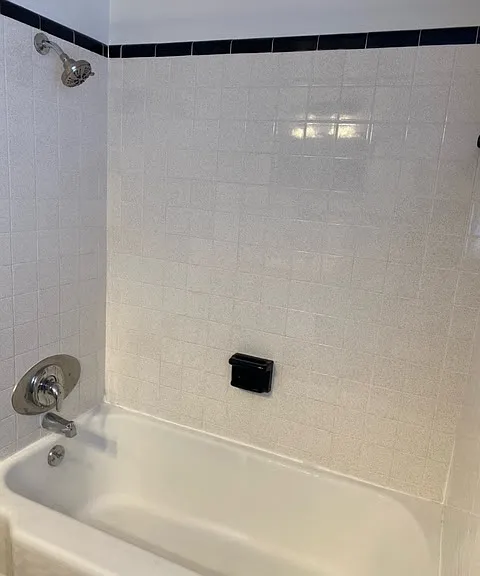 Tub in main bathroom.