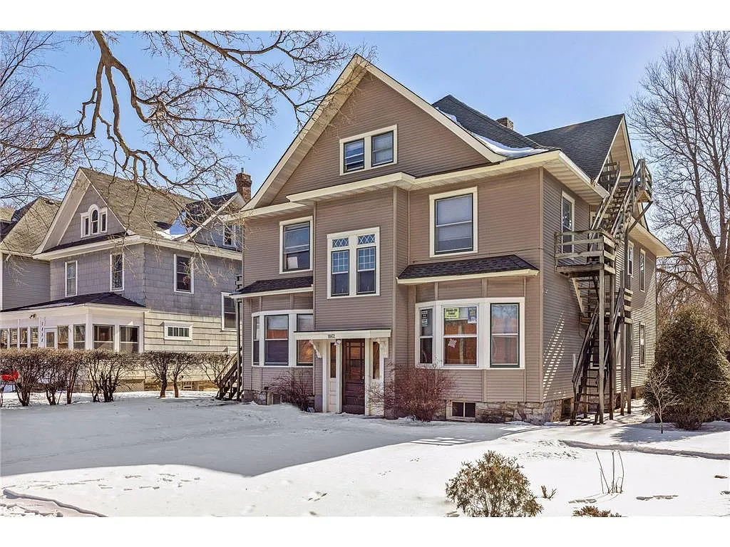 Building Photo - 1862 Roblyn Ave #2