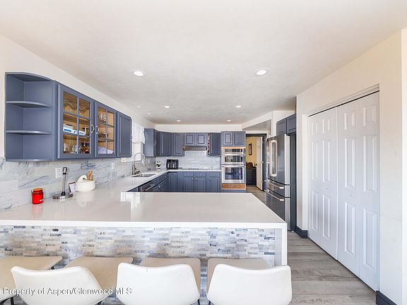 3rd image of 902 Hickory Dr