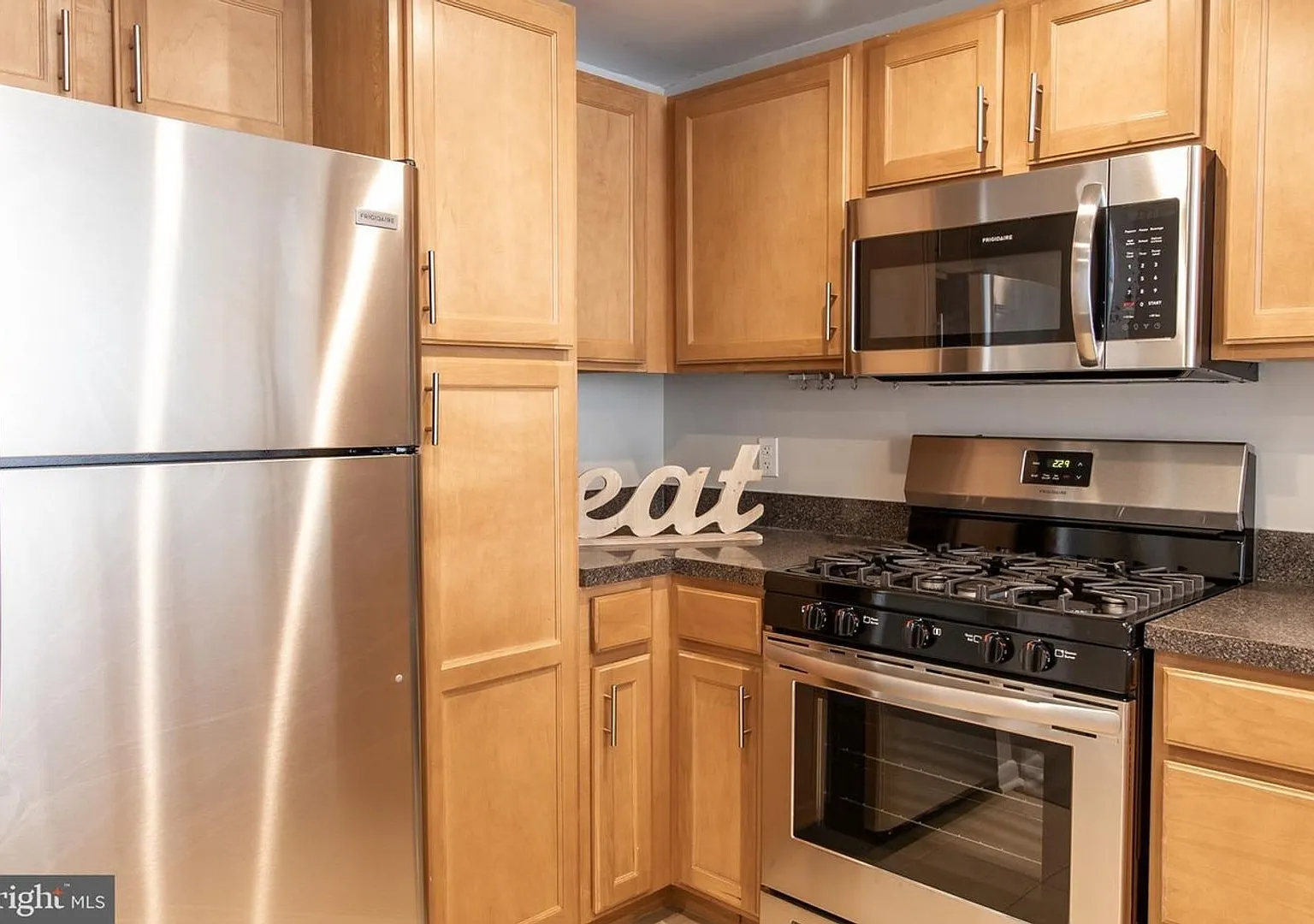 Bright Large 1BR with Parking, Minutes from Waterfront Metro! — Photo 4