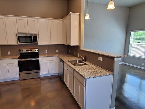 4th image of 938 Country Club Dr