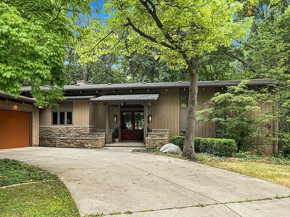 3rd image of 220 Pawnee Dr