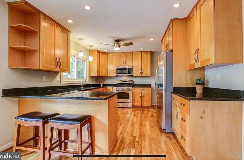 5 bed, 2444 sqft, $3,975 — Photo 4