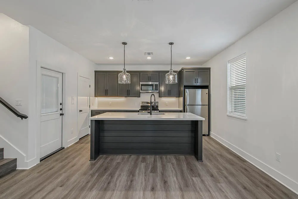 4 bed, 4.5 bath, 2100 sqft, $3,600 — Photo 4