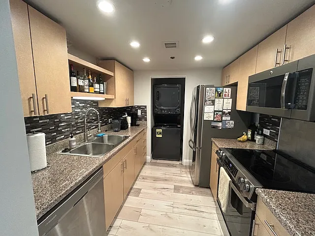 425 W Beech St #804 — Photo 11