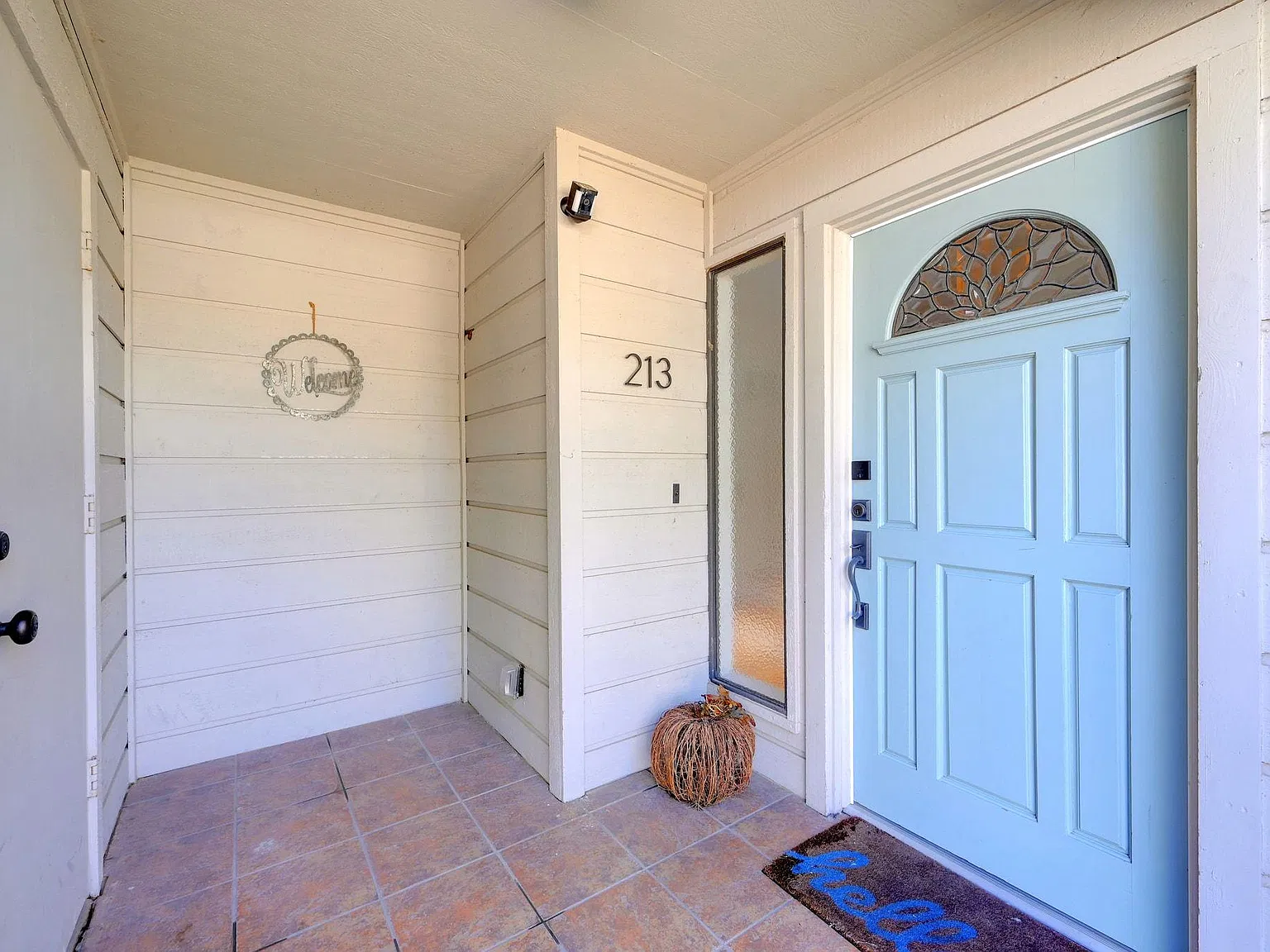 3 bed, 2.5 bath, 1706 sqft, $2,400 — Photo 2