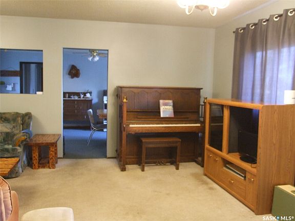 4th image of 610 3rd Avenue W