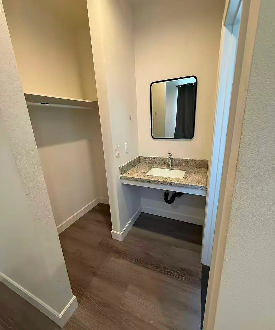 4 bed, 1100 sqft, $1,100 — Photo 3