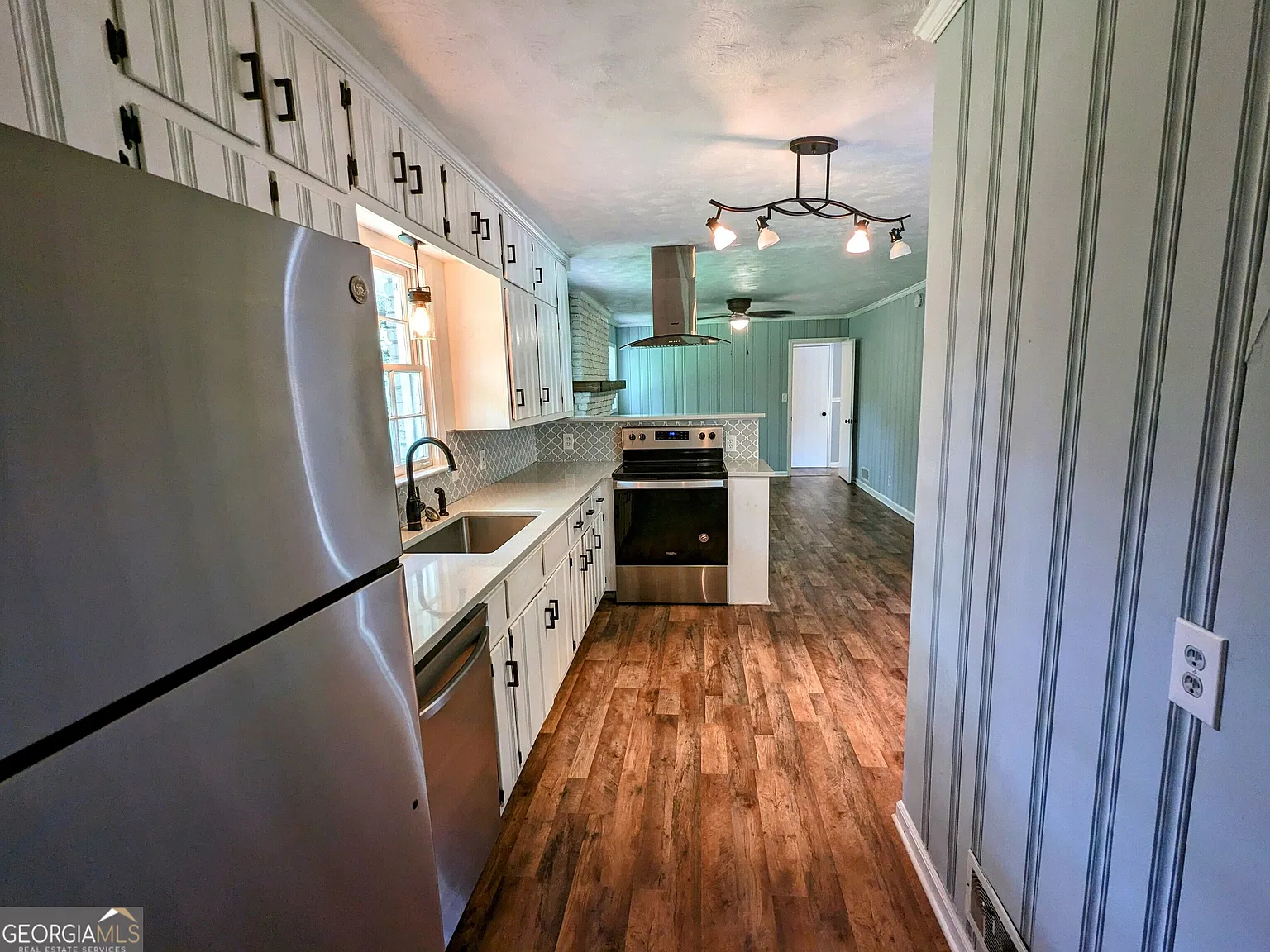 3 bed, 2.0 bath, 2880 sqft, $2,200 — Photo 3