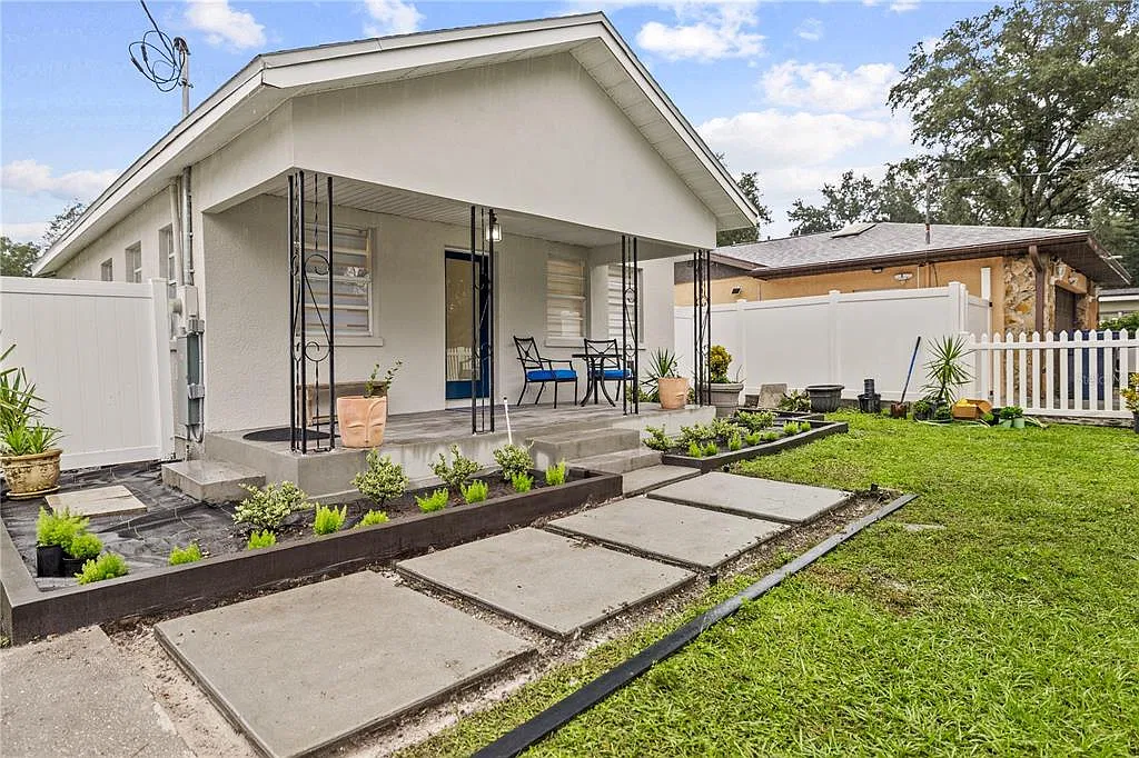 2 bed, 1.0 bath, 825 sqft, $2,250 — Photo 2