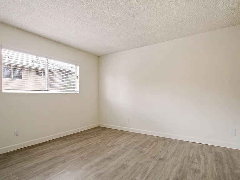 1456-60 Barry Ave — Photo 5
