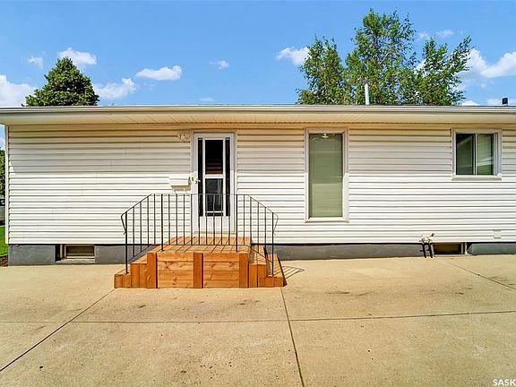 3rd image of 334 Johnson CRESCENT
