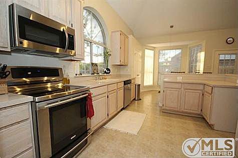 5th image of 821 Ashburn Pl