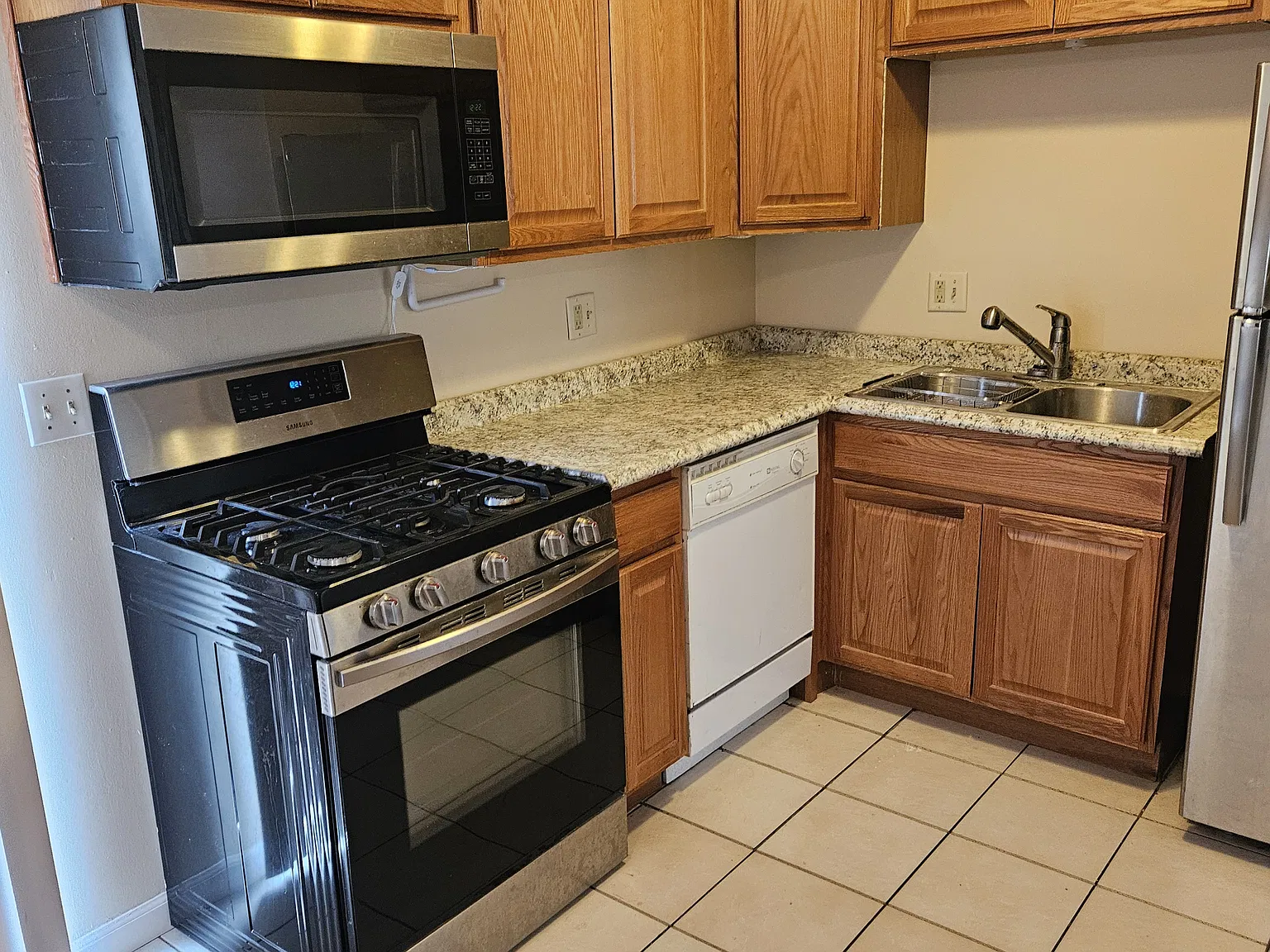 2 bed, 1.5 bath, 1074 sqft, $1,200 — Photo 2
