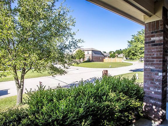 4th image of 111 Singletree Ln