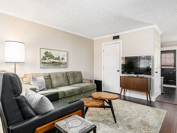 3rd image of 3042 Dorris Ave
