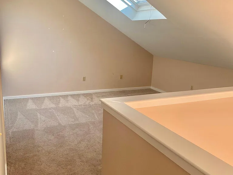 411 Lynetree Dr — Photo 17