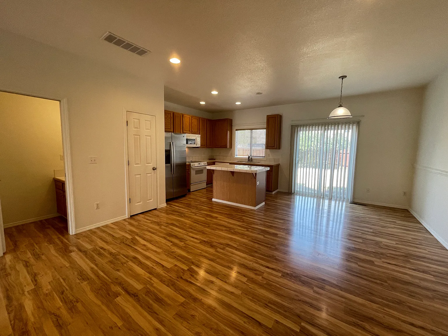 3 bed, 2.5 bath, 1422 sqft, $2,595 — Photo 3