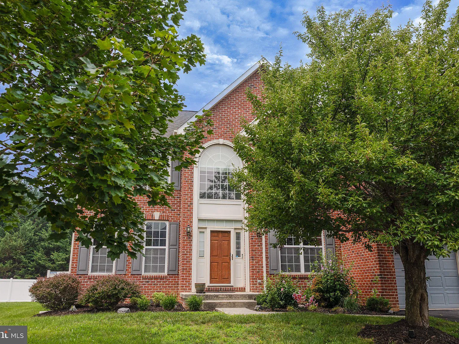 4 bed, 3.5 bath, 6271 sqft, $2,800 — Photo 1