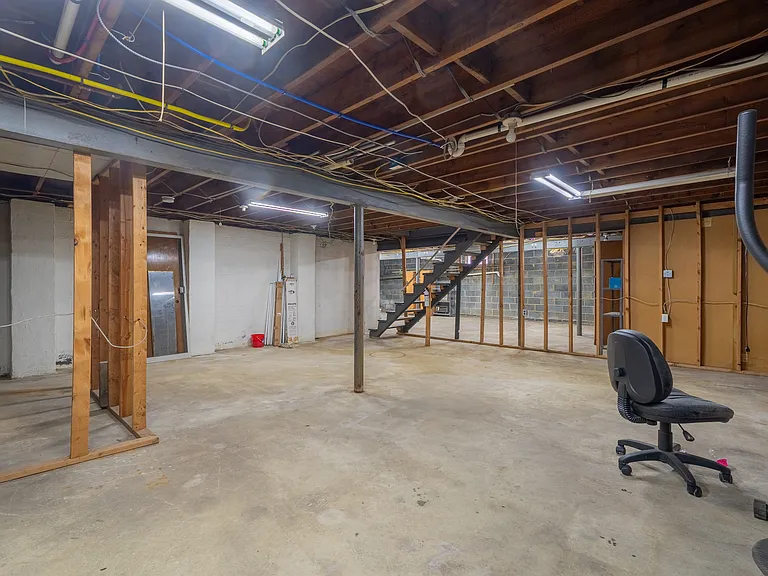 351 Hollywood Ave — Photo 16