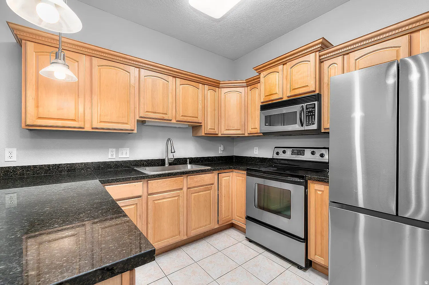 3 bed, 1143 sqft, $2,200 — Photo 2