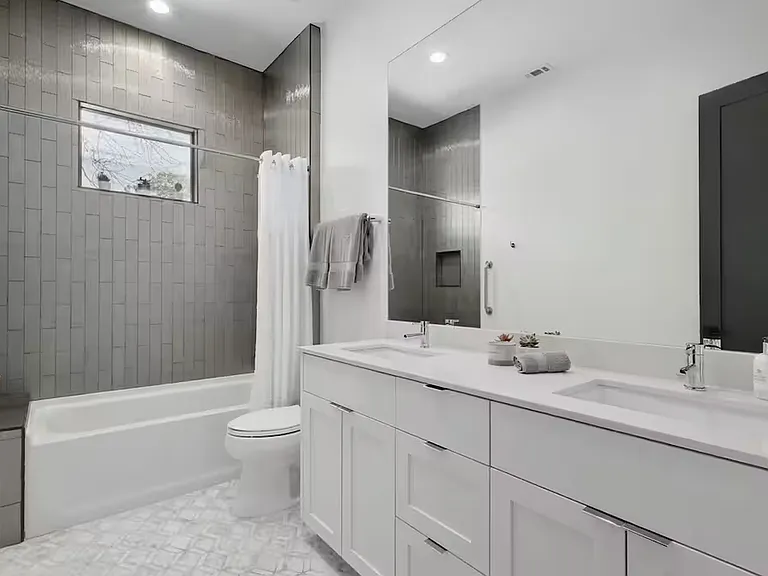 2403 E 14th St #1 — Photo 8