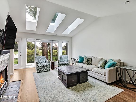 2nd image of 2408 BOXWOOD Lane #2408