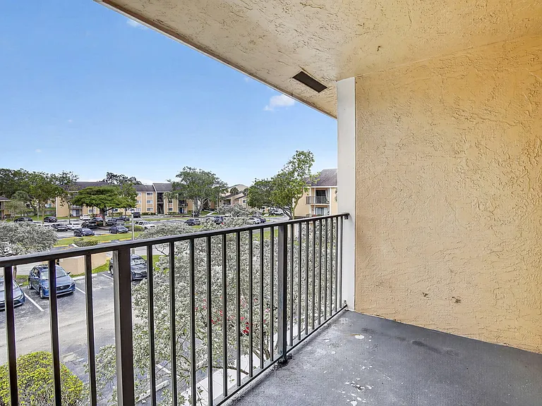 300 Palm Cir W #305 — Photo 20