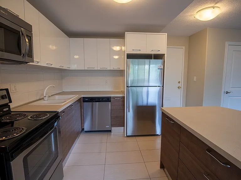 375 Scott St — Photo 16