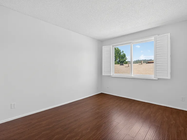 Woodman Ave Apartments — Photo 35