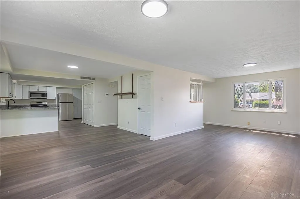 4 bed, 2.5 bath, 2052 sqft, $2,200 — Photo 3