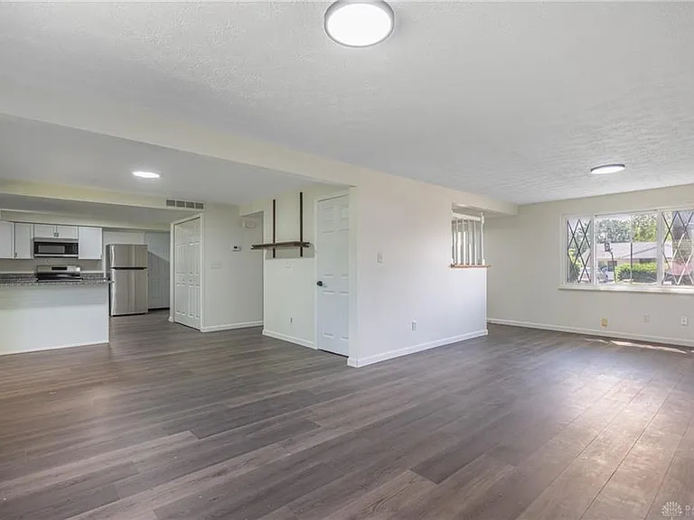 6221 Longford Rd — Photo 3