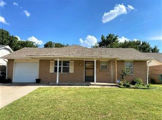 704 Camelot, Moore, OK 73160