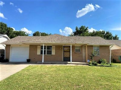 704 Camelot, Moore, OK, 73160