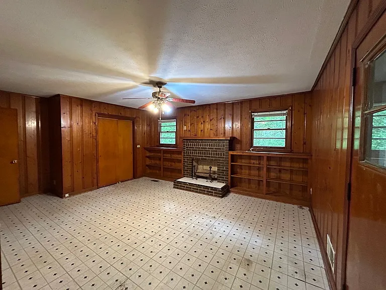 916 Stewart St — Photo 14
