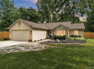 3127 Ponemah Dr, Fenton, MI 48430