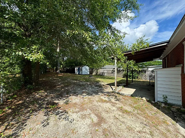 405 Laura Ct — Photo 16