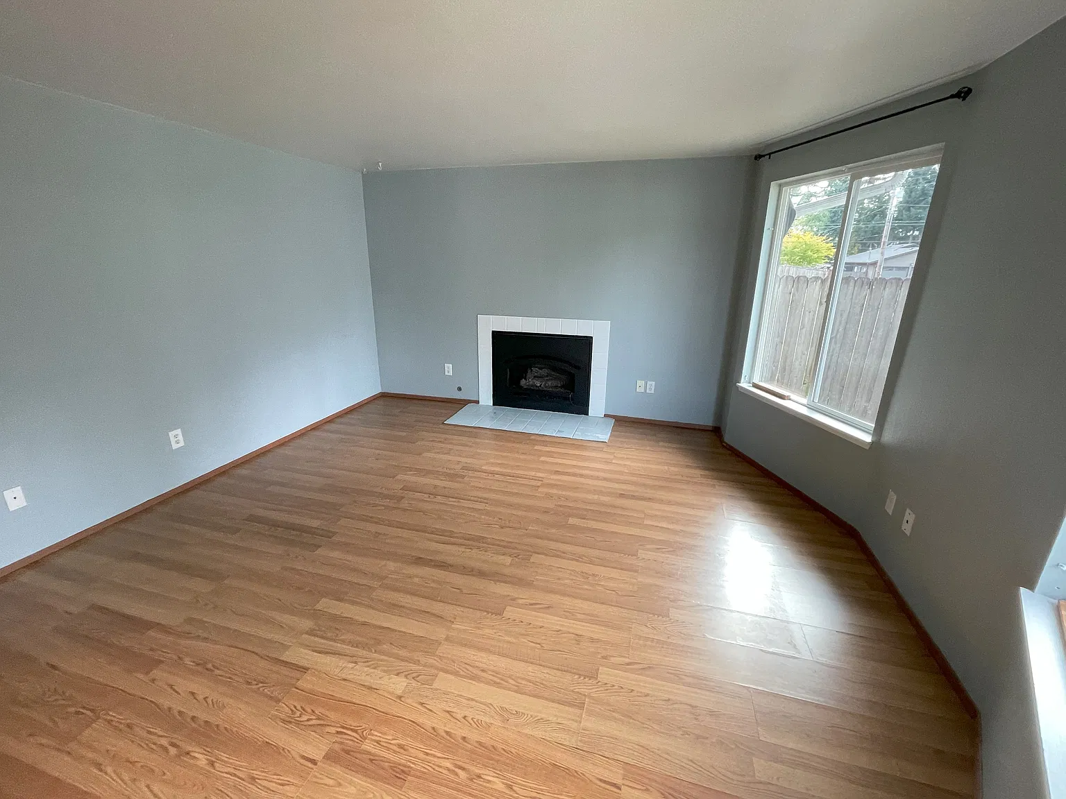 3 bed, 1.5 bath, 1072 sqft, $2,400 — Photo 2