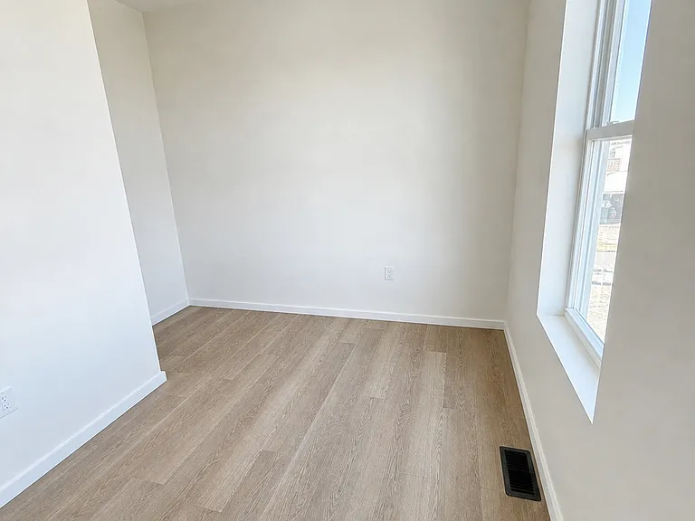 546 Saratoga St #3R — Photo 7