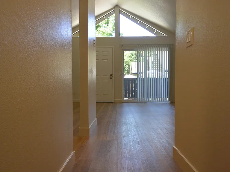 Pine Wild Apartments — Photo 9