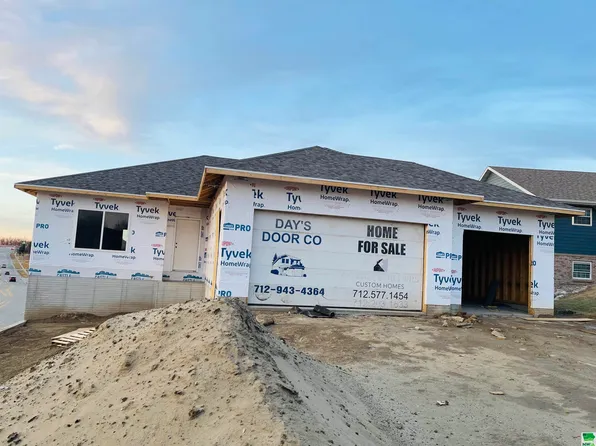4701 Foxhollow Ct, Sioux City, IA 51106