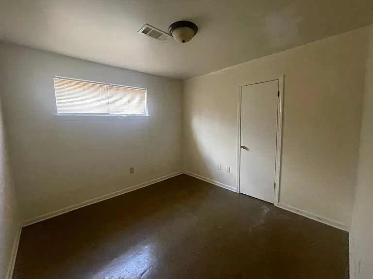 2412 Charjean — Photo 19