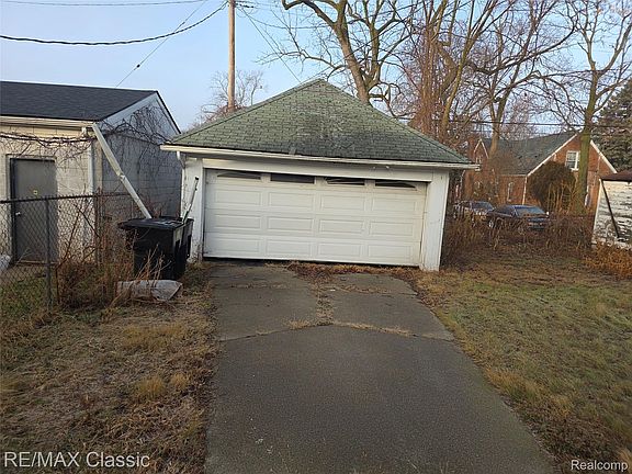 2nd image of 15307 Biltmore St