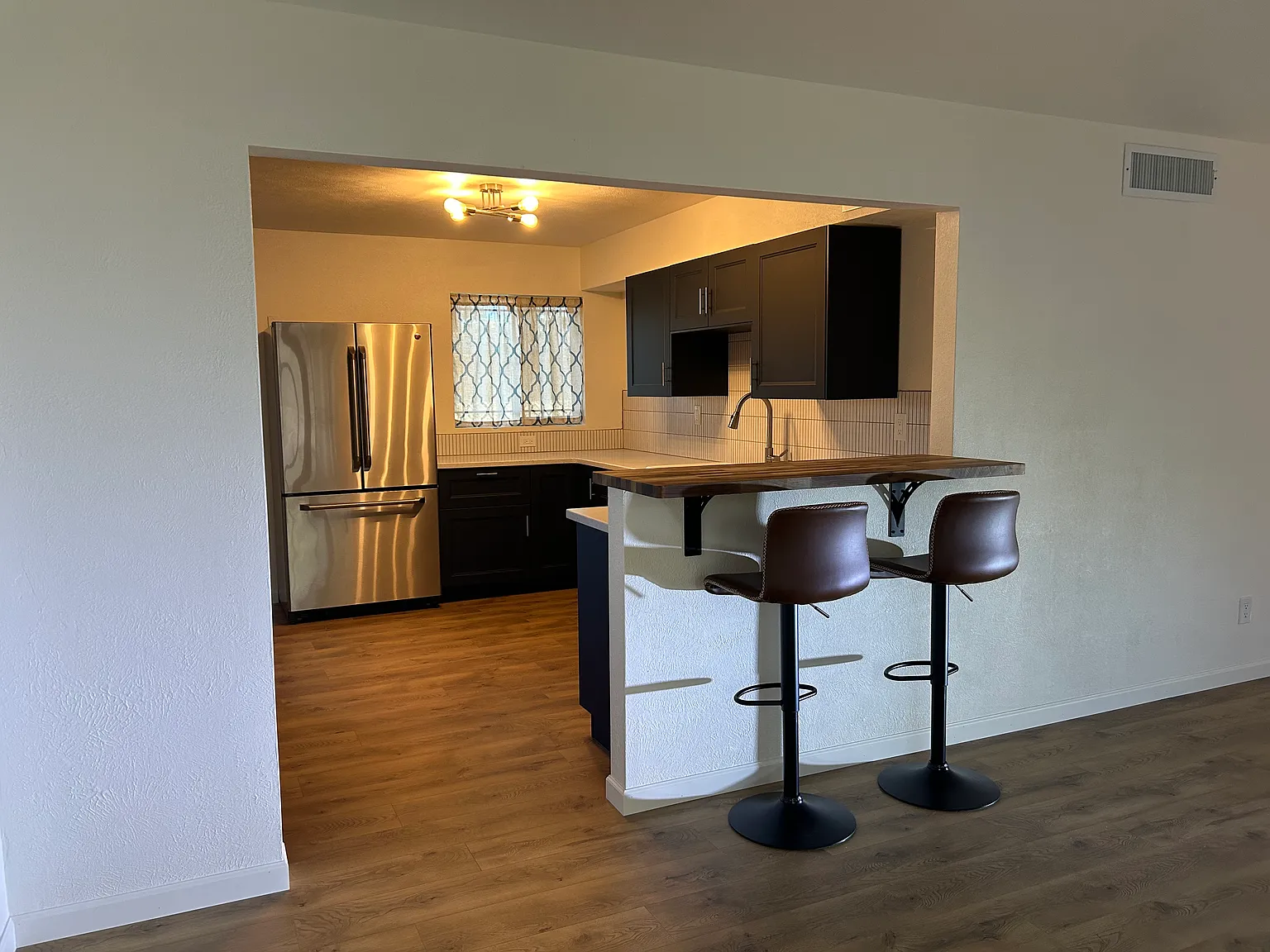 3 bed, 1.5 bath, 1031 sqft, $2,600 — Photo 3