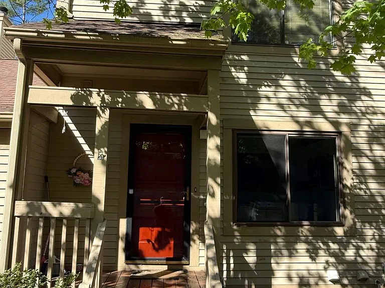 18 Putnam Ln — Photo 2