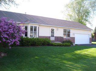 6113 Hillcrest Rd, Cary, IL 60013