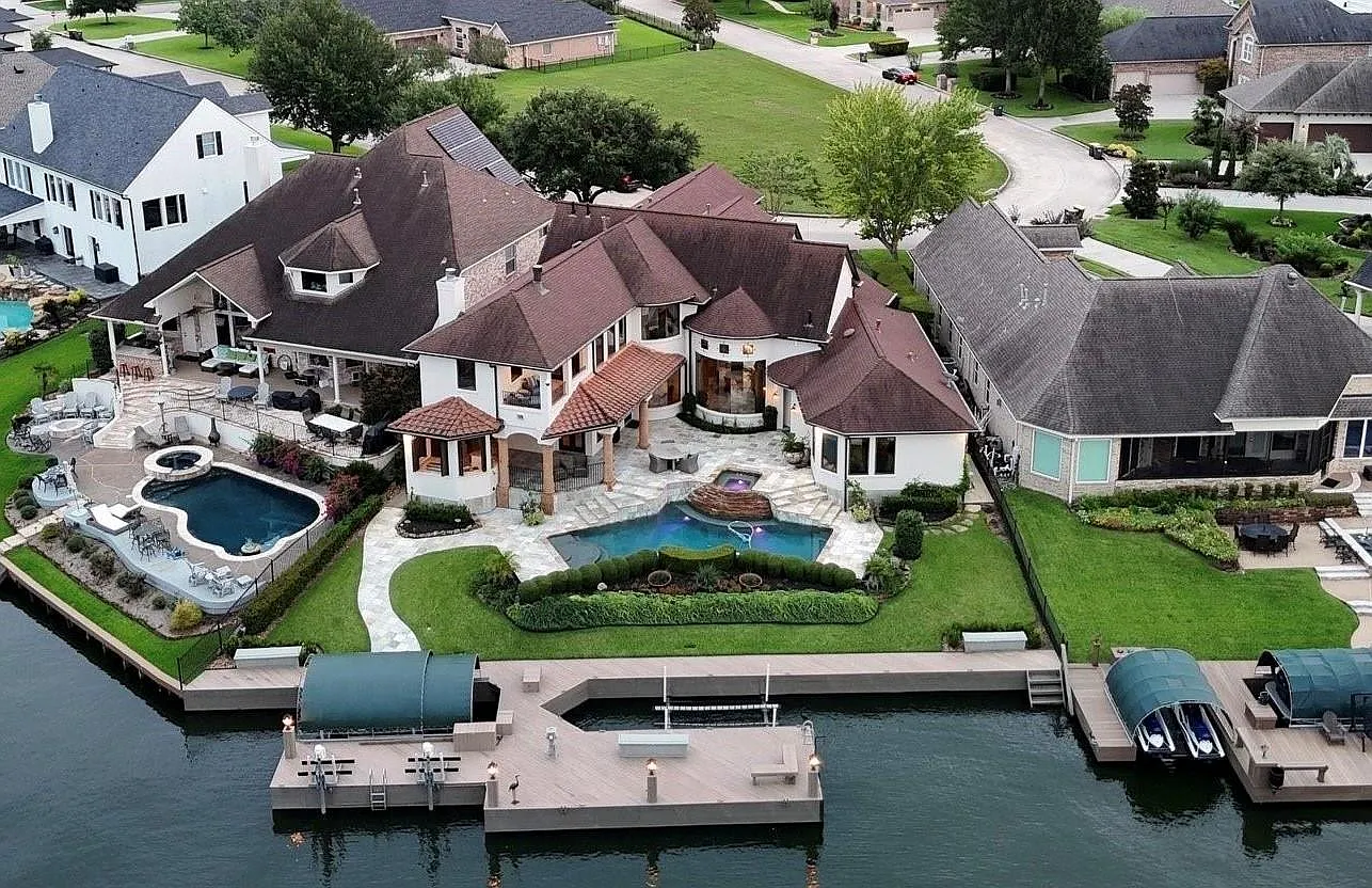 4 bed, 3.5 bath, 4794 sqft, $10,000 — Photo 1