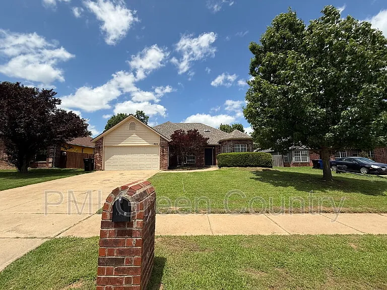 1800 W Jefferson St — Photo 1