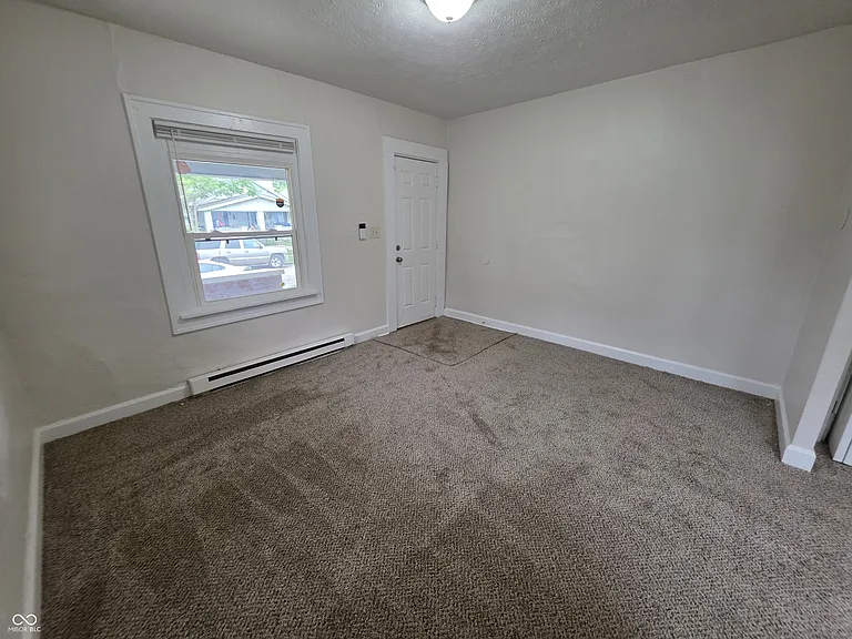 833 N Gladstone Ave — Photo 5