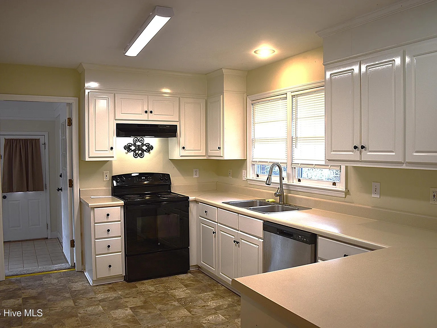 4 bed, 2.0 bath, 1900 sqft, $1,750 — Photo 2